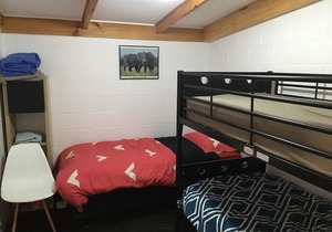 Comfy & roomy 2 Bed Room unit 2 @ beachside Dodges. Just 30 min from Hobart