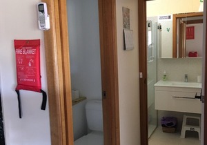 Comfy & roomy 2 Bed Room unit 2 @ beachside Dodges. Just 30 min from Hobart