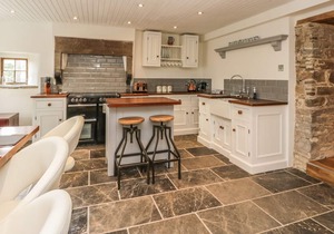 CROSSTON FARM, pet friendly, luxury holiday cottage in Forfar