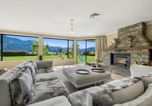 Hilltop Blue Views - Wanaka Holiday Home