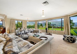 Hilltop Blue Views - Wanaka Holiday Home