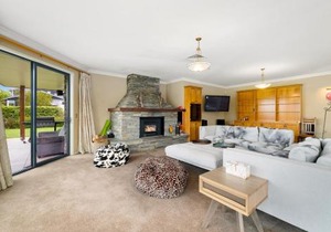 Hilltop Blue Views - Wanaka Holiday Home