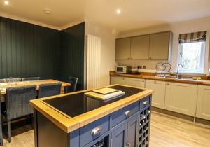 ISLAND VIEW HOUSE, pet friendly, with hot tub in Glencoe