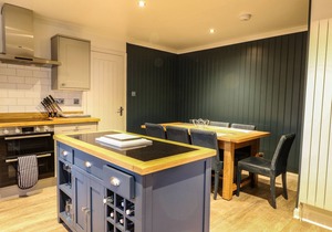 ISLAND VIEW HOUSE, pet friendly, with hot tub in Glencoe