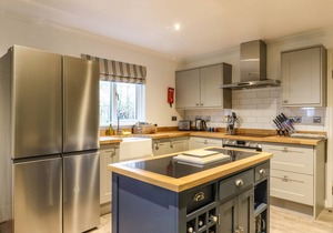 ISLAND VIEW HOUSE, pet friendly, with hot tub in Glencoe