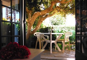 Kokkini Hani: Lovely apartment with garden, 100 meters from the beach, Kokkini Hani/Heraklion.
