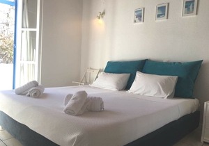 MAGICAL ORNOS-ORNOS BEACH HOUSE/BEACH 1' WALK, TOWN 2 KM