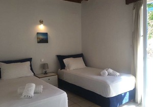 MAGICAL ORNOS-ORNOS BEACH HOUSE/BEACH 1' WALK, TOWN 2 KM