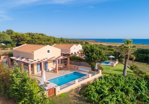 Maria Beach House: Large Private Pool, Walk to Beach, Sea Views, A/C, WiFi