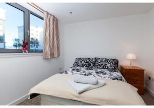Modern ground floor flat by the Shore in Leith!