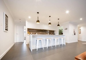 Modern Home for large groups or families. Parking