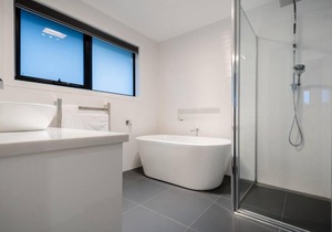 Modern Home for large groups or families. Parking