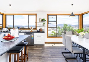 Moonah House-10 mins to CBD & MONA, sleep 11, great view, park 3 cars