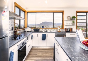 Moonah House-10 mins to CBD & MONA, sleep 11, great view, park 3 cars