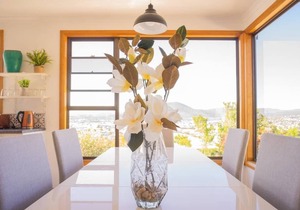 Moonah House-10 mins to CBD & MONA, sleep 11, great view, park 3 cars