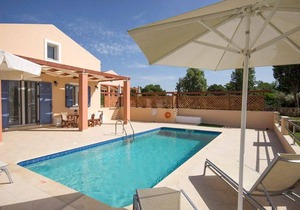 Nafsika Beach House: Large Private Pool, Walk to Beach, Sea Views, A/C, WiFi