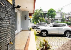 RedDoorz near Siloam Karawaci 3