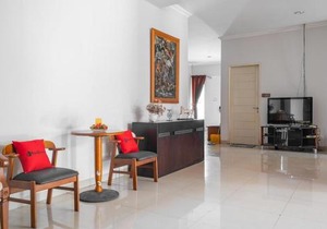 RedDoorz near Siloam Karawaci 3