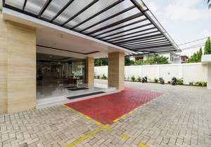 RedDoorz Plus Near Lippo Mall Kemang 2