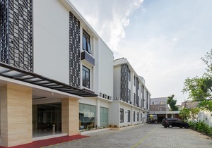 RedDoorz Plus Near Lippo Mall Kemang 2