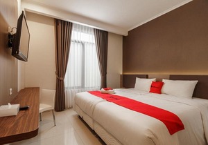 RedDoorz Plus Near Lippo Mall Kemang 2