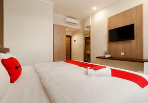 RedDoorz Plus Near Lippo Mall Kemang 2