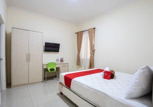RedDoorz Plus Near Siloam Karawaci