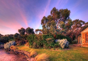 Stanley Lakeside Spa Cabins