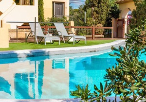 Stylish “Ferrera Luxe Apartamento 701” close to the Beach with Pool, Wi-Fi, A/C, Terrace & Garden; Parking Available