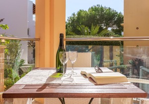 Stylish “Ferrera Luxe Apartamento 701” close to the Beach with Pool, Wi-Fi, A/C, Terrace & Garden; Parking Available
