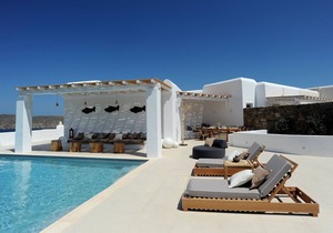Summer villa with an artistic touch near Panormos