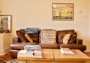 Two bedroom flat with parking in Edinburgh