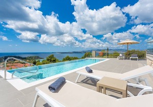 Villa Lassi Fos: Large Private Pool, Walk to Beach, Sea Views, A/C, WiFi