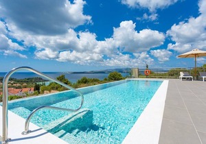 Villa Lassi Fos: Large Private Pool, Walk to Beach, Sea Views, A/C, WiFi