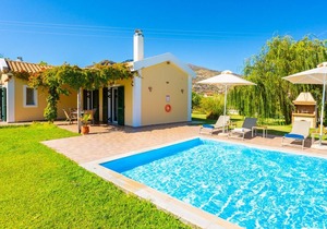 Villa Melissa: Large Private Pool, Walk to Beach, Sea Views, A/C, WiFi