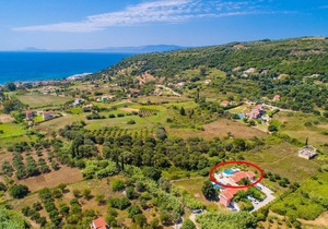 Villa Peach: Large Private Pool, Walk to Beach, Sea Views, A/C, WiFi