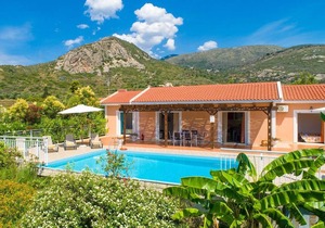 Villa Peach: Large Private Pool, Walk to Beach, Sea Views, A/C, WiFi