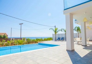 Villa Seahorse: Large Private Pool, Walk to Beach, Sea Views, A/C, WiFi