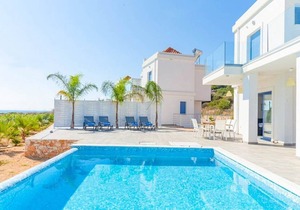 Villa Seahorse: Large Private Pool, Walk to Beach, Sea Views, A/C, WiFi