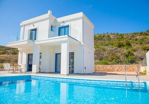 Villa Seahorse: Large Private Pool, Walk to Beach, Sea Views, A/C, WiFi