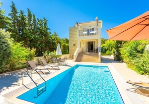 Villa Semeli: Large Private Pool, Walk to Beach, Sea Views, A/C, WiFi