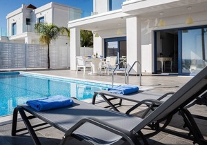 Villa Starfish: Large Private Pool, Walk to Beach, Sea Views, A/C, WiFi
