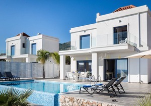 Villa Starfish: Large Private Pool, Walk to Beach, Sea Views, A/C, WiFi