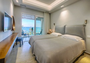 Vistonia Studio 6 - right on the beach with sea views