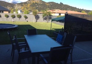 Wanaka - Albert Town near River, Tracks, Pub
