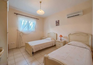 Within walking distance to resturants & shops