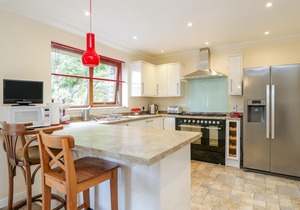 WOODLAND VILLA, family friendly, country holiday cottage in Oban