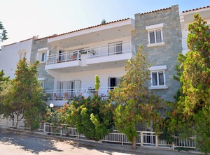 Anna Meters The Sea | Vathianos Kampos