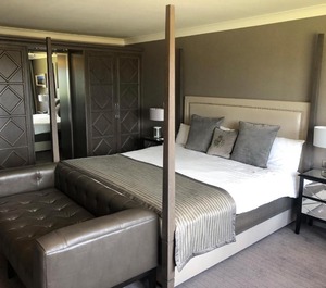 Riverside Lodge Hotel 