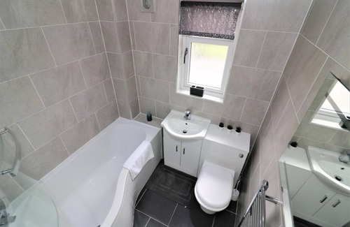 Motherwell Apartment | 100 m² Apartment ∙ 3 bedrooms ∙ 6 guests
